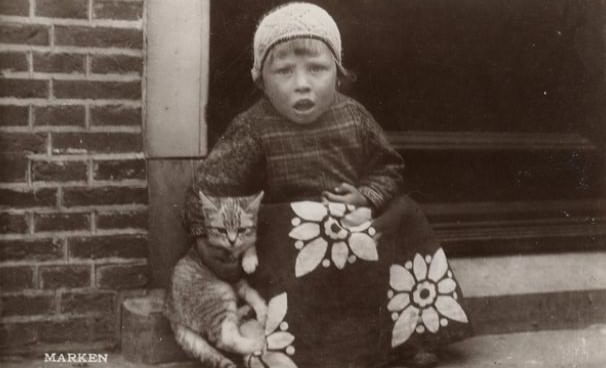 Lovely Vintage Photos of Little Girls with Their Beloved Cats Photography