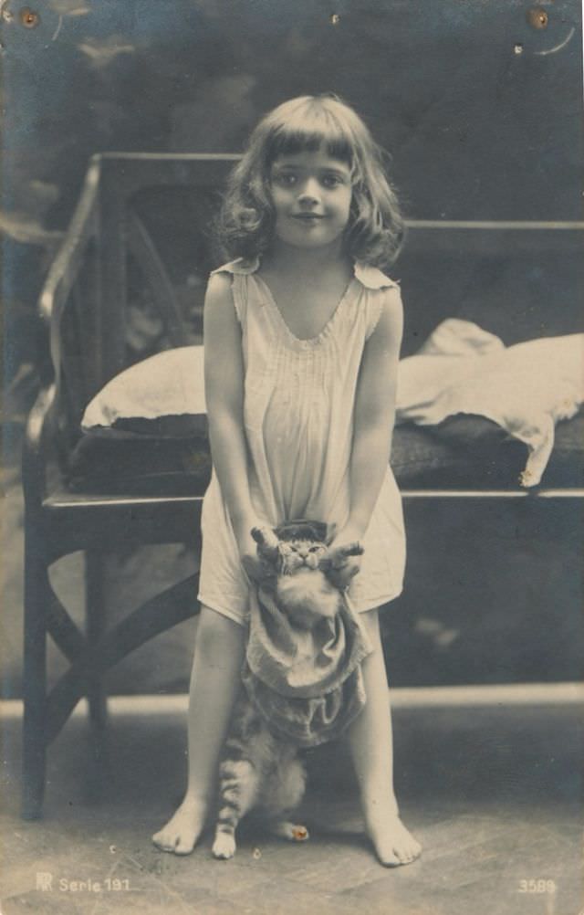 Lovely Vintage Photos of Little Girls with Their Beloved Cats Photography