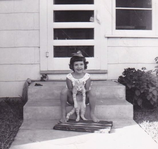 Lovely Vintage Photos of Little Girls with Their Beloved Cats Photography