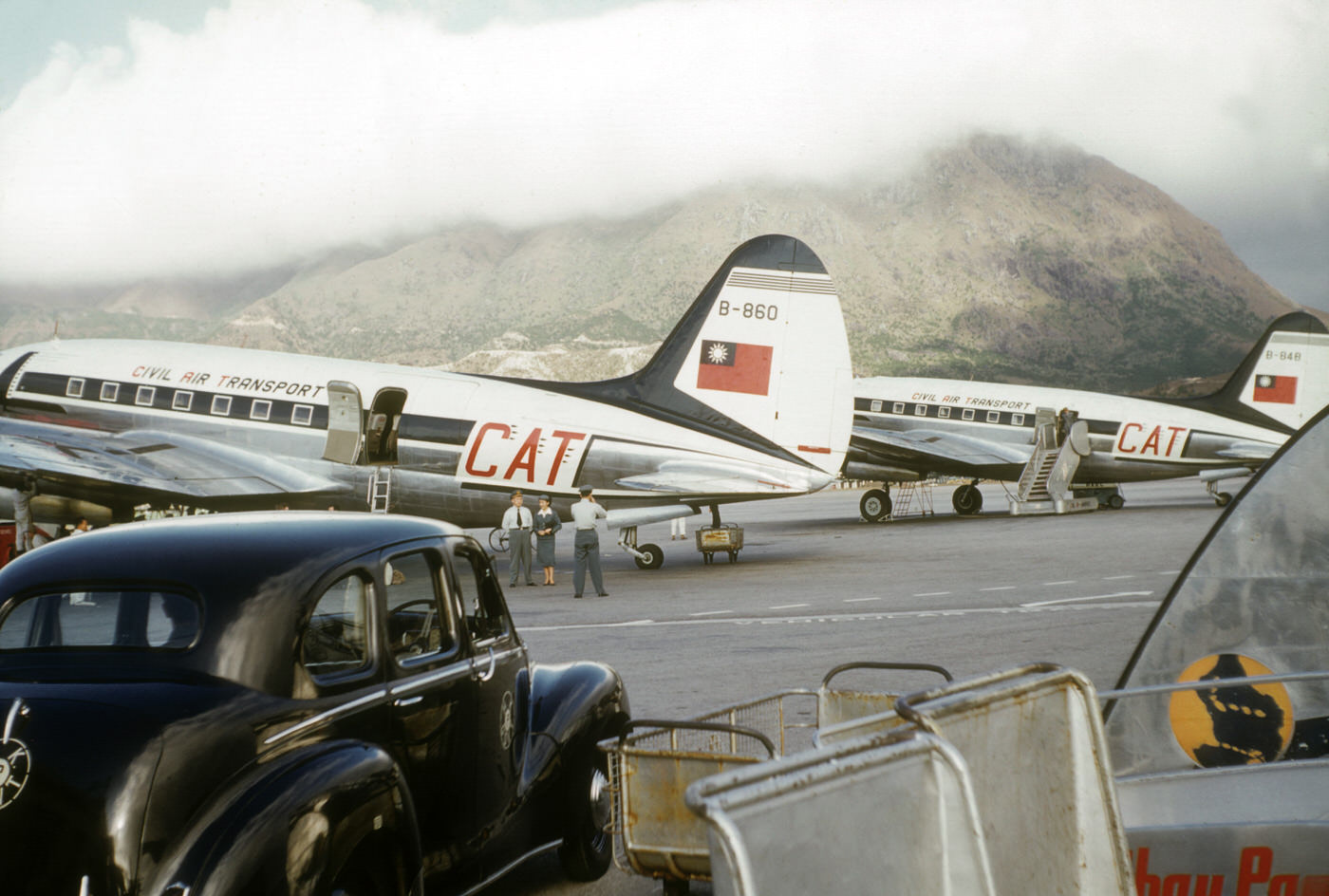 #21 Hong Kong harbor, junks unloading, 1953