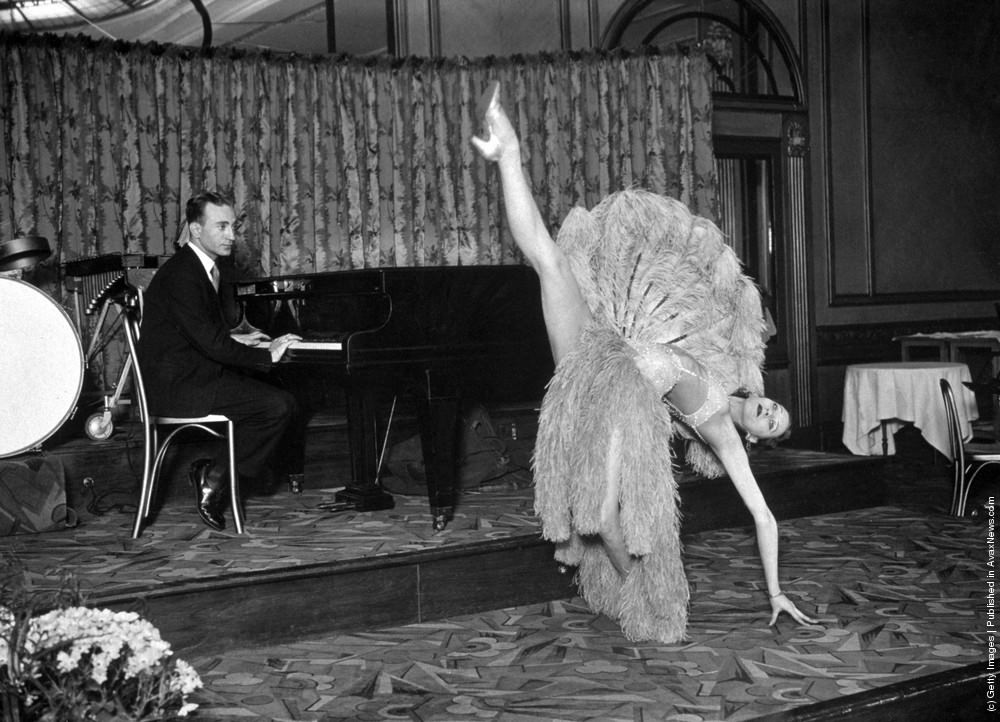 #33 Jack Harris and Vera rehearsing a fan dance, 1930.