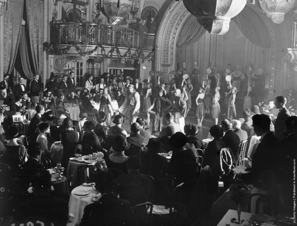 #21 The audience at Britain’s first afternoon cabaret performance, London, 1924.