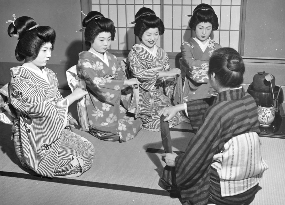 #13 Geisha girls being instructed by their teacher, 1950s.