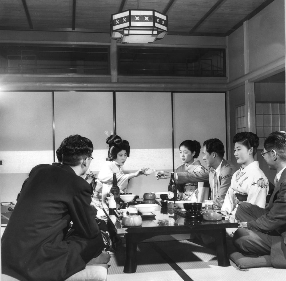 #9 Geisha girls entertaining men, 1950s.