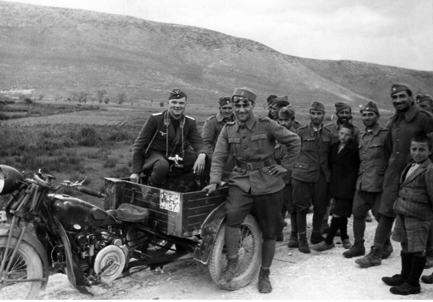 #67 Italian soldiers with a German war correspondent in Greece, 1941.