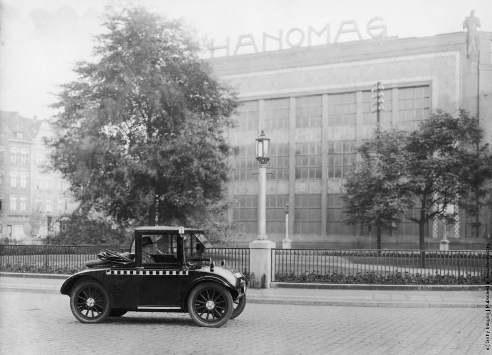 A midget Hanomag Kommisbrot car outside the manufacturer’s headquarters. 1935.