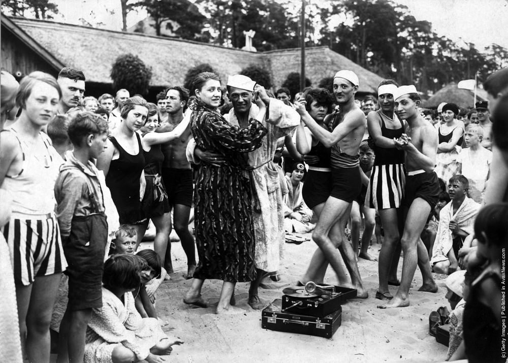 #1 Berliners dancing on the beach at Wannsee resort during a heatwave, 1925.