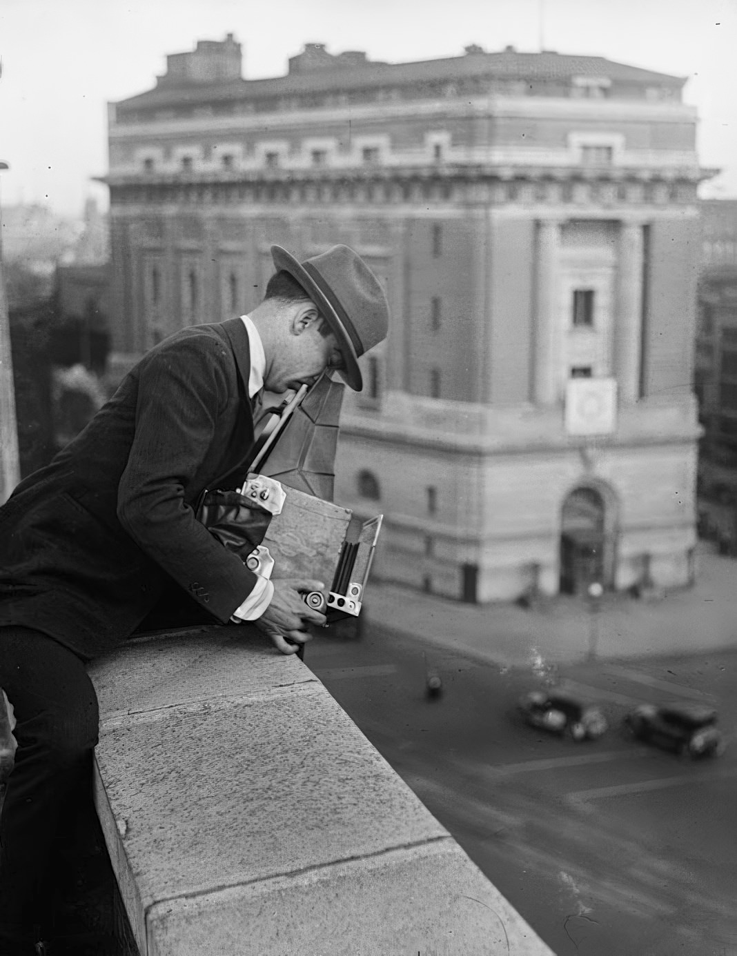 Unidentified photographer with camera from the early 1900s.