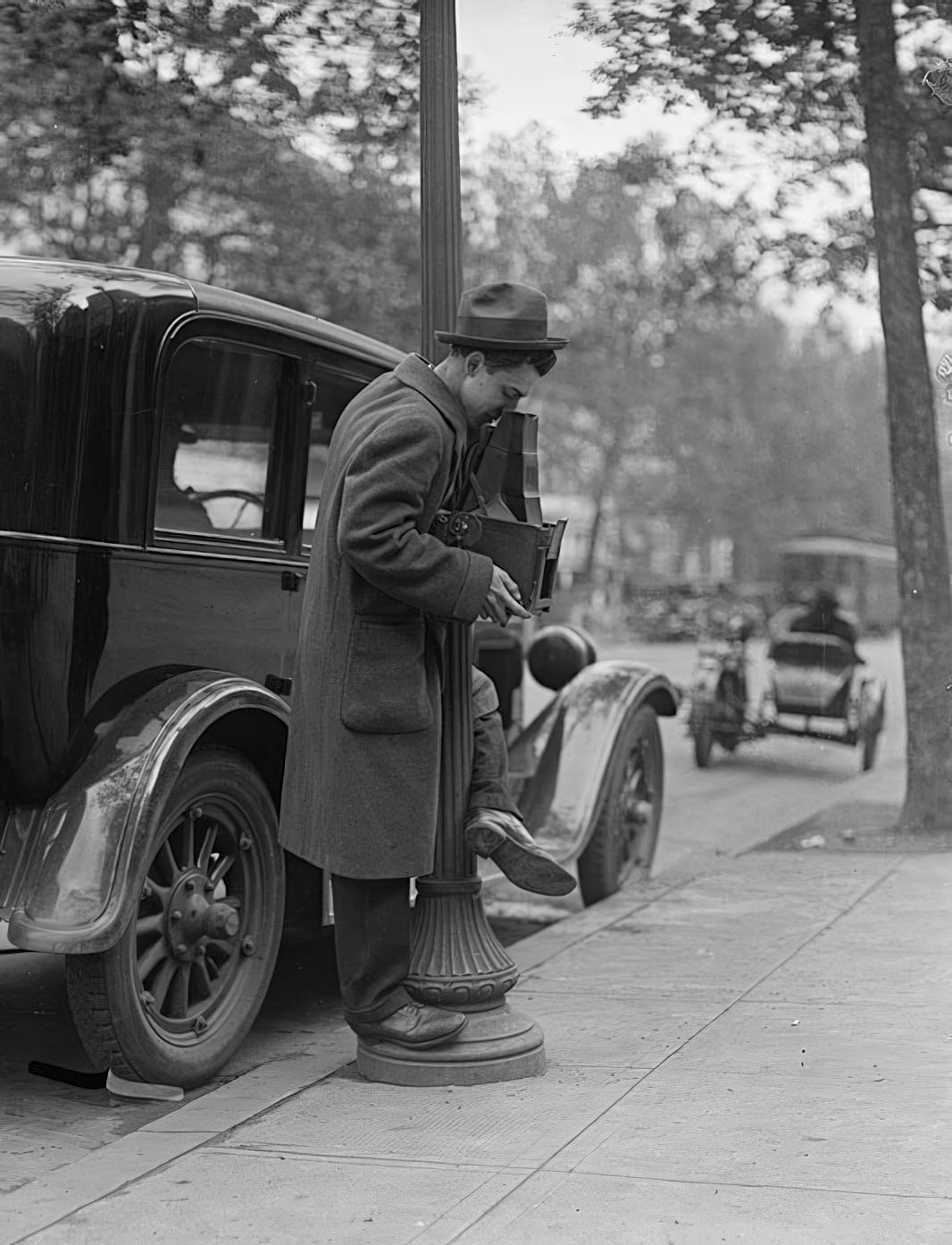 Unidentified photographer with camera from the early 1900s.