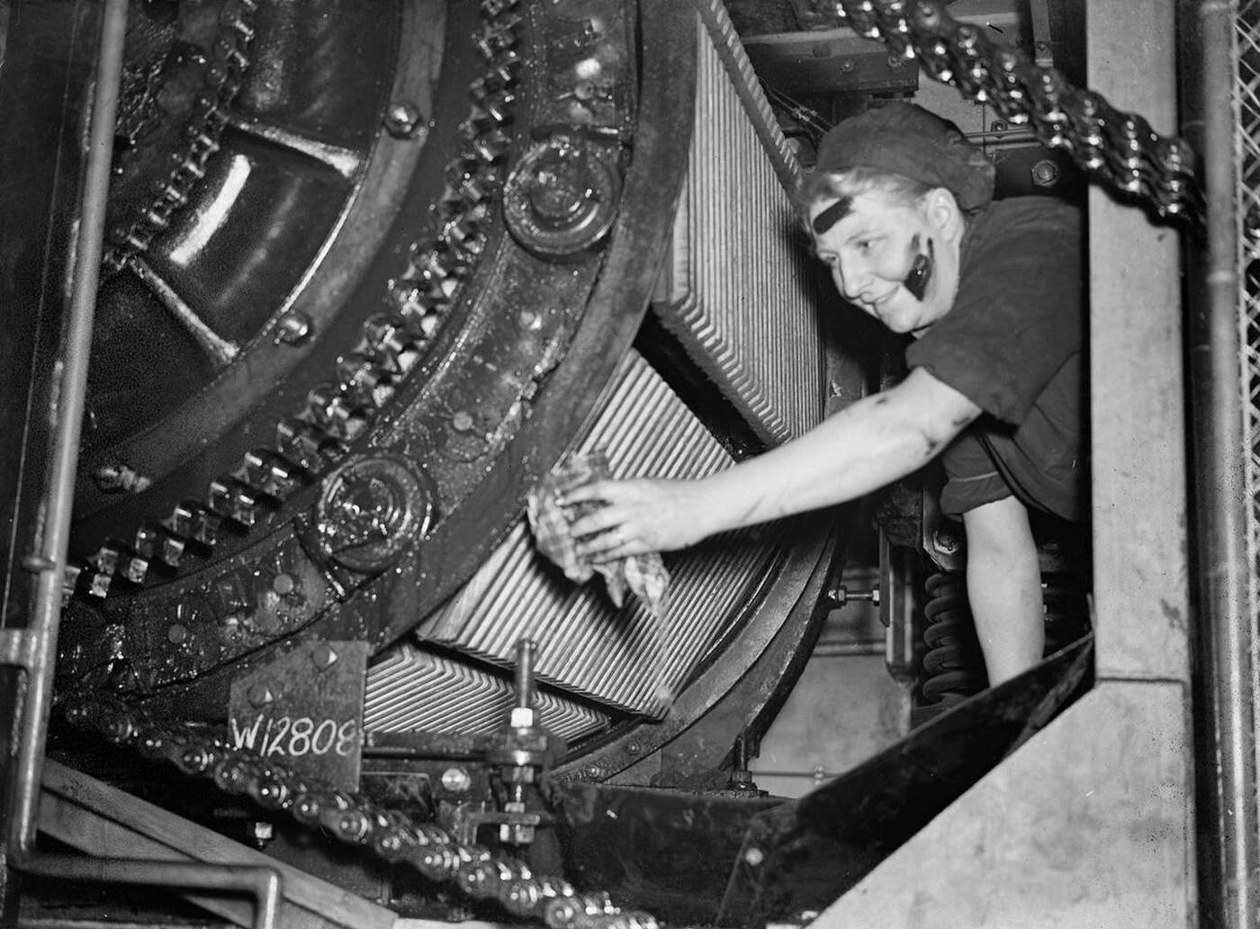 #107 A woman greasing an escalator, 1941