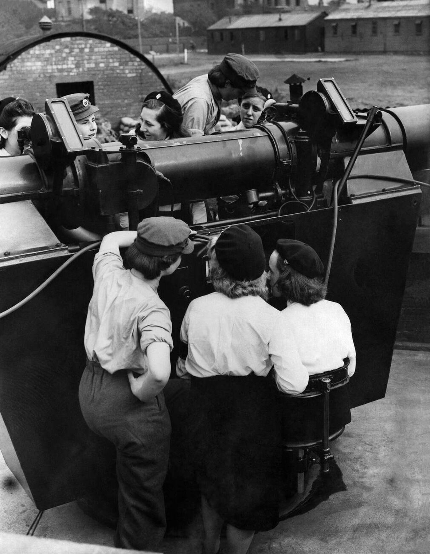 #113 Girls’ Training Corps visiting a gun site, 1942