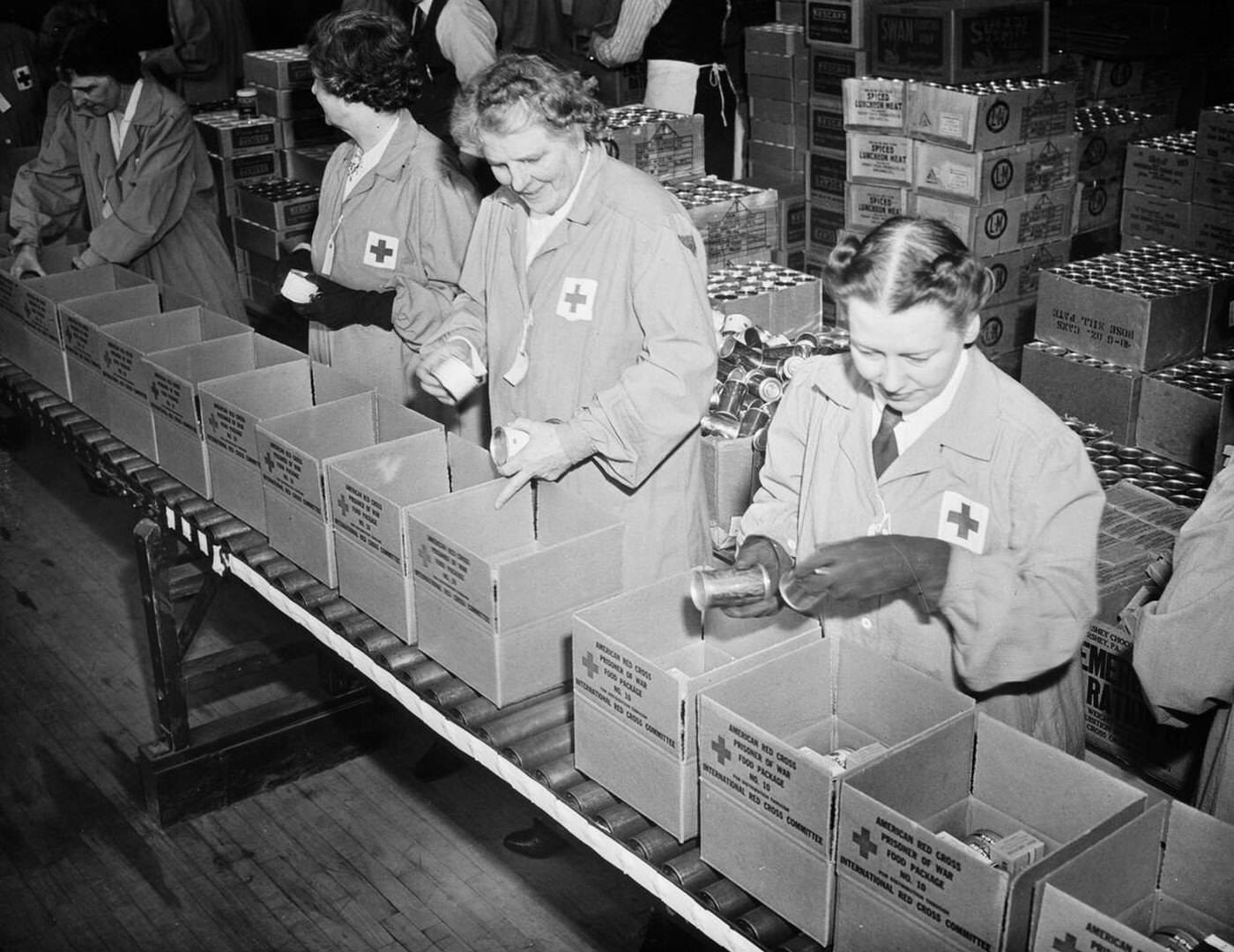 #137 Red Cross volunteers packing parcels, 1942-1943