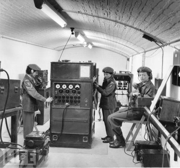 #26 ATS members training as gun battery controllers, 1944