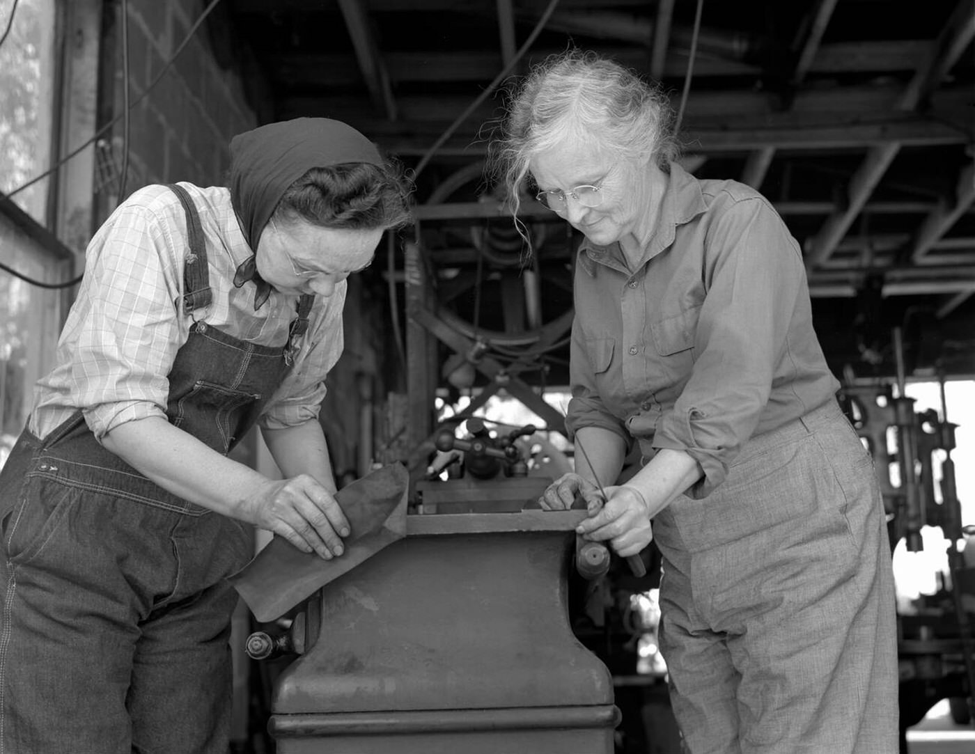 #91 Grandmothers processing war parts, 1942