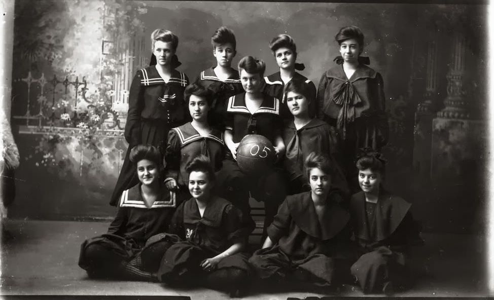 Junior women’s basketball team 1903