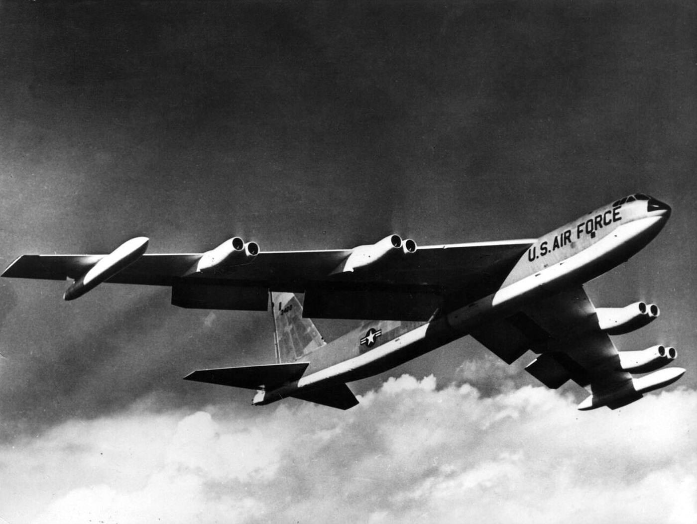 A Boeing B-52 “Stratofortress” in flight, 1950s.