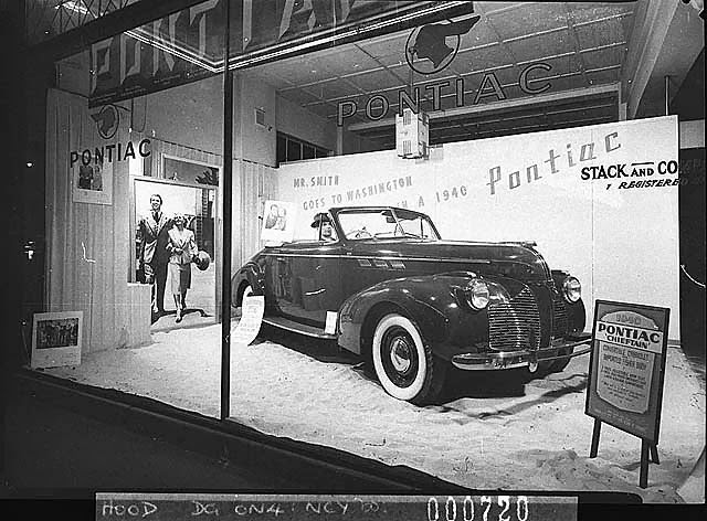 Pontiac showroom, York St, Sydney, 1940.