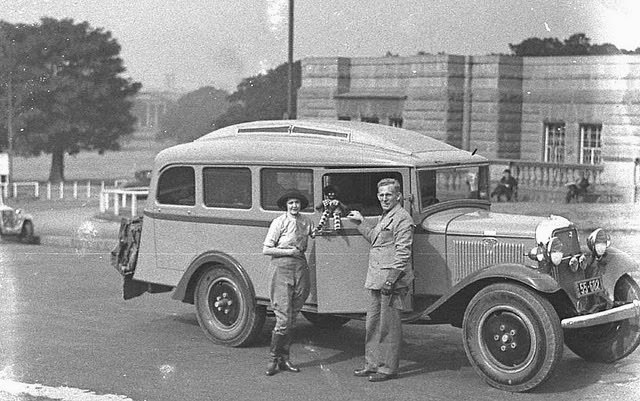 Francis Birtles, his wife Nea, and his touring car in front of the Public Library of New South Wales, Sydney, 1935.