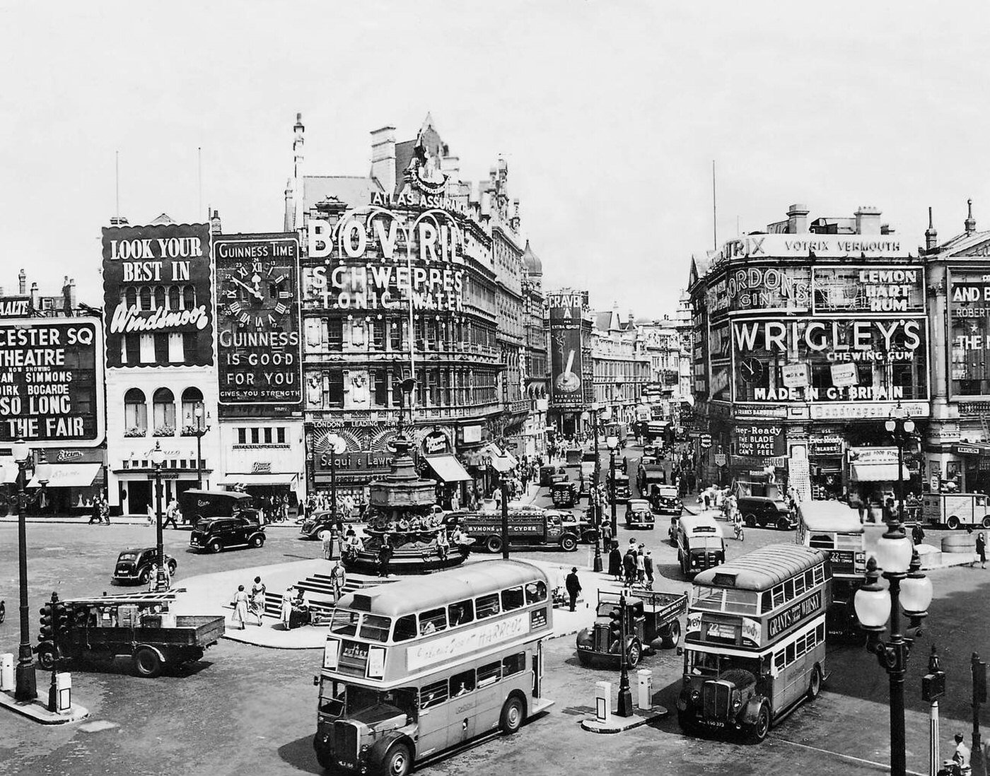 #27 Piccadilly Circus, the busiest square in London, with the Eros statue fountain in the middle, 1920s.