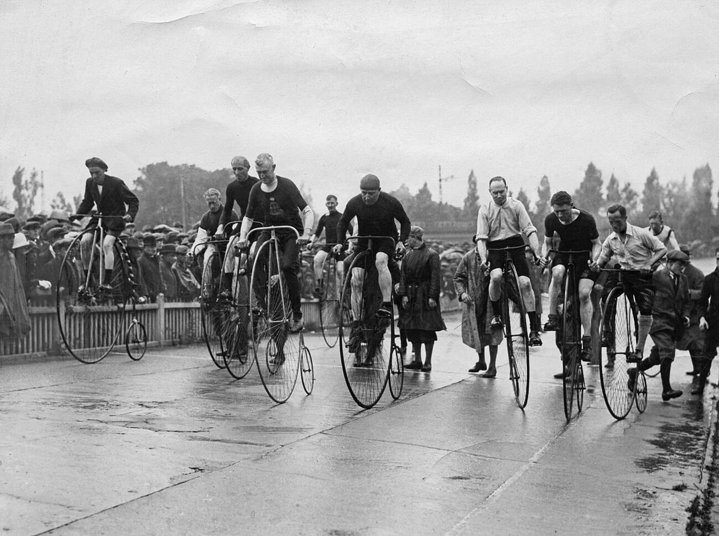 #28 Launch of a high wheel race in London as part of the annual meeting of the “National Cyclist Union”.