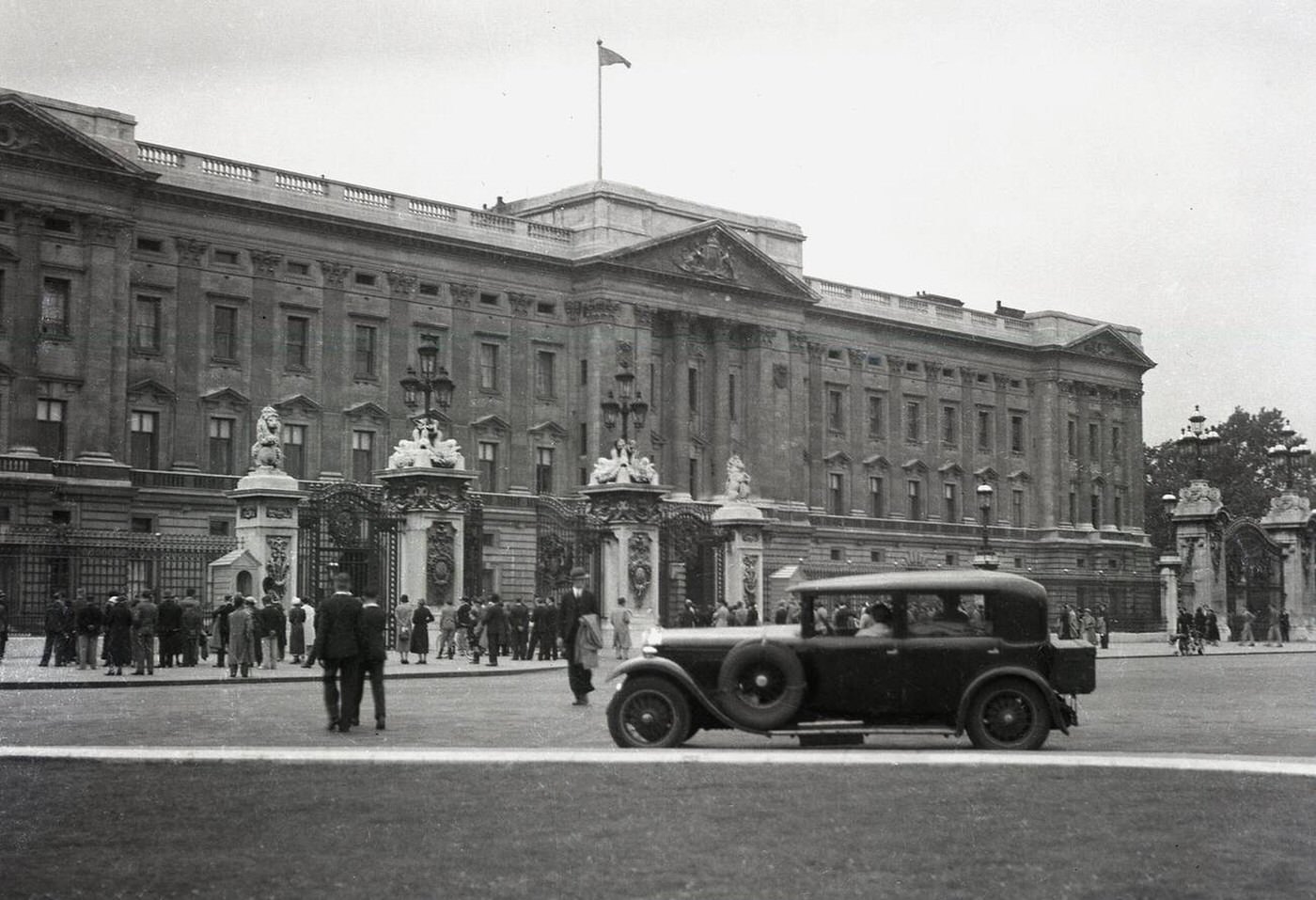 #47 A four-door motorcar parked on the Mall opposite Buckingham Palace, London, 1920s.