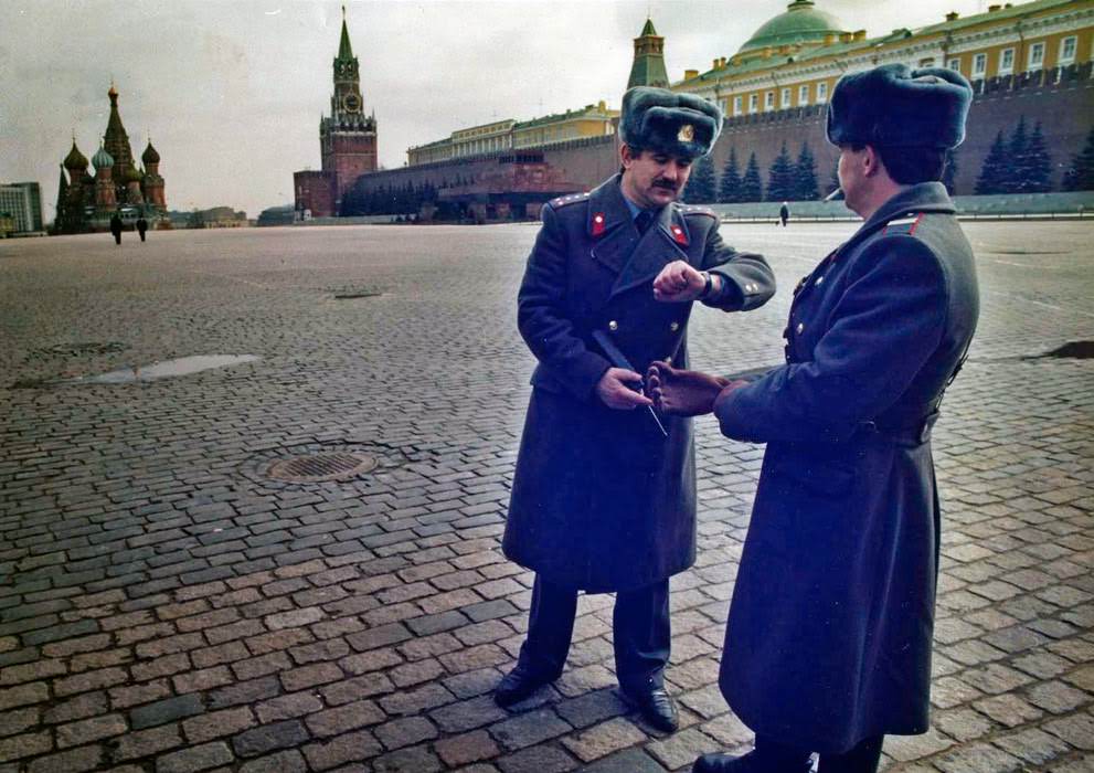 #11 Soviet soldiers patrol an emptied Red Square in Moscow, 1991.