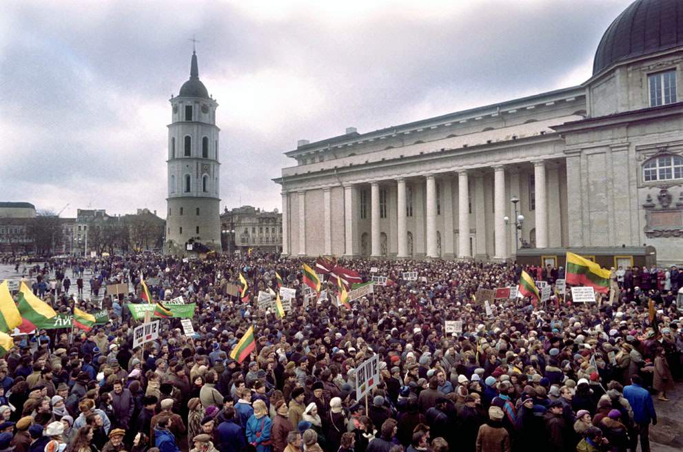#3 Lithuanians carry flags in Vilnius during a demonstration asking for the country’s independence, 1990.
