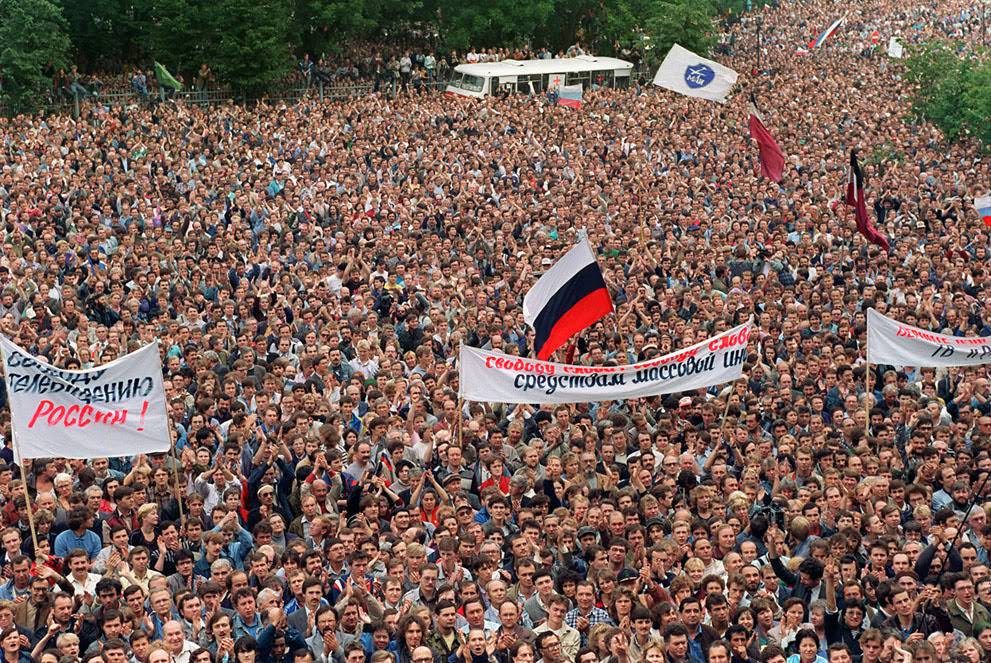 #26 People gather in front of the Russian parliament building to support Boris Yeltsin, 1991.