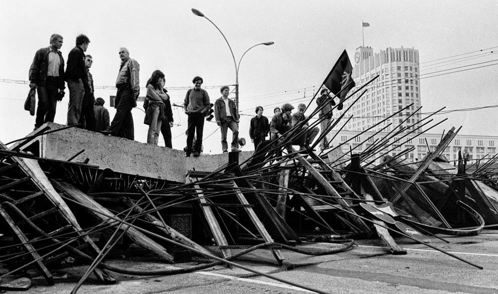 #29 People stand on a barricade in front of the Russian White House in Moscow, 1991.