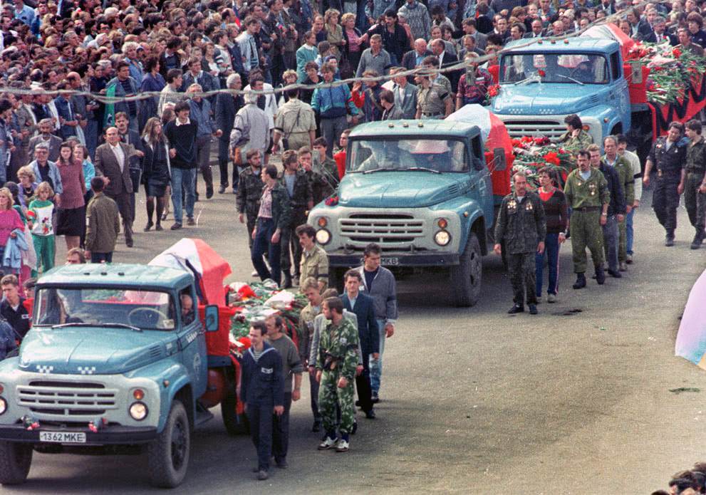 #35 People follow a funeral procession for the victims of the coup in Moscow, 1991.