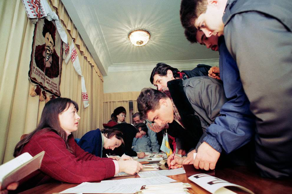 #42 Citizens of the Ukraine vote on a referendum for independence from the Soviet Union in Moscow, 1991.