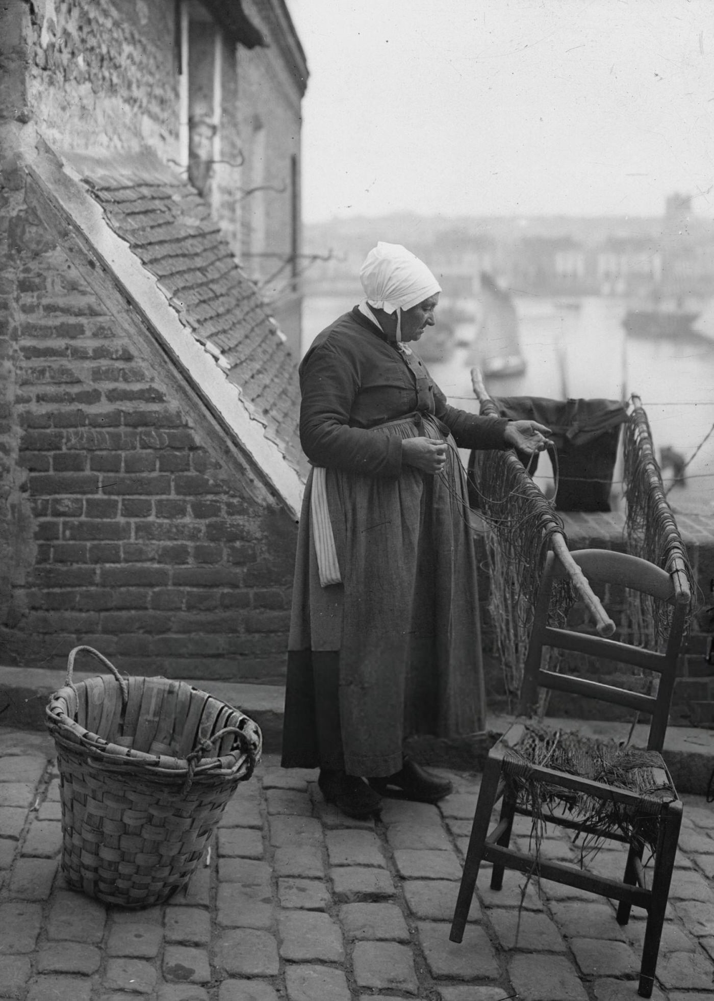 #24 Artois fisherwoman drying the lines, 1900.