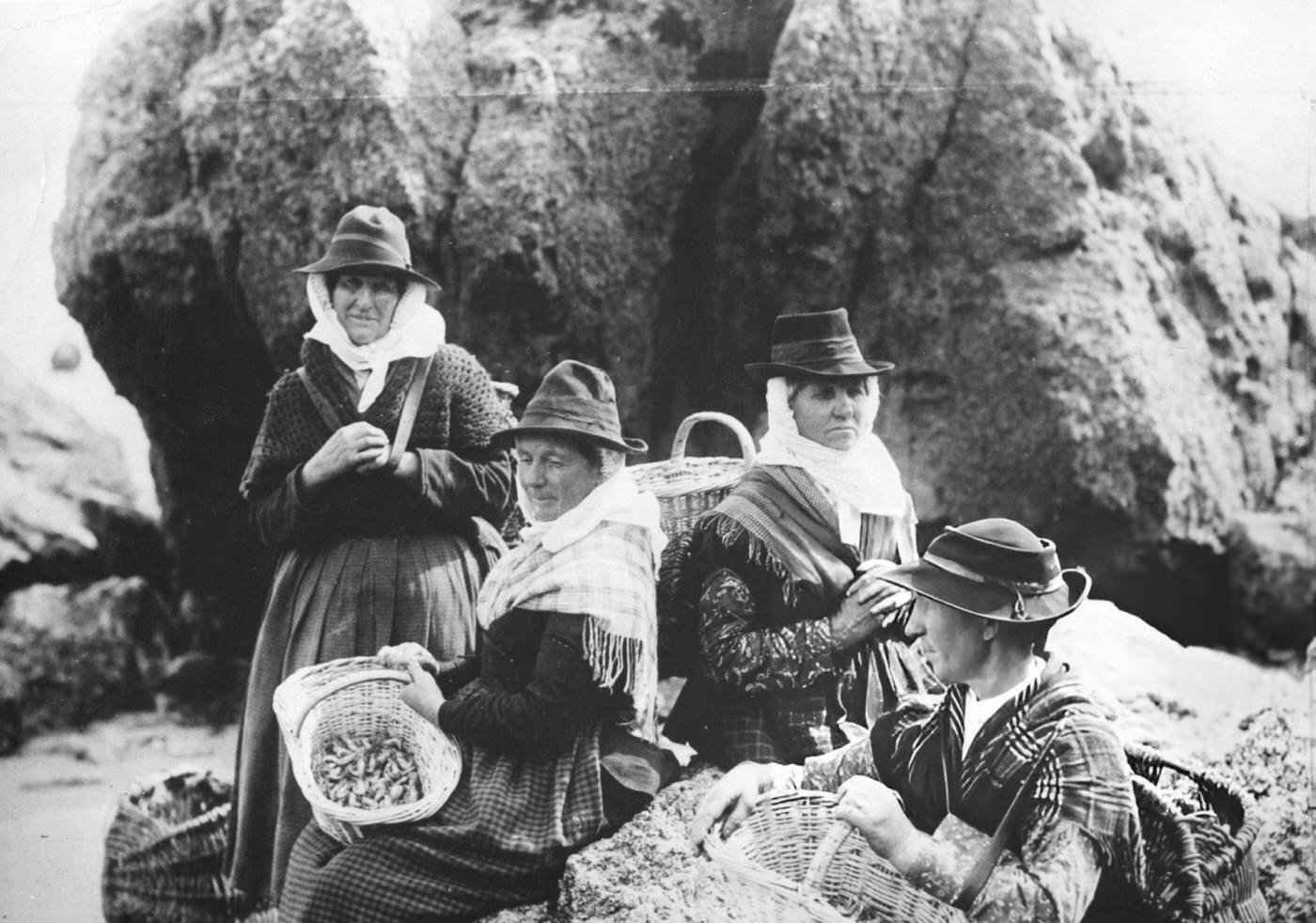 #33 Fisherwomen at Tenby in Wales, 1910.