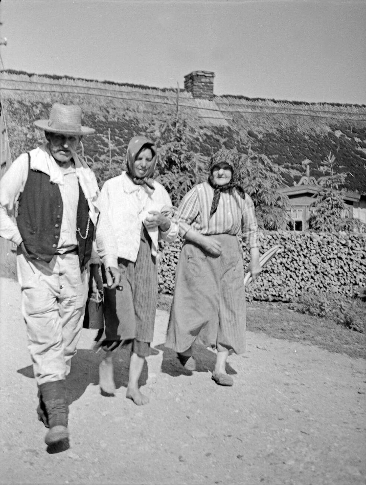 #72 Fisherman and fisherwomen coming home from fisheries in the village Loye in the Memel delta, East Prussia, 1930s.