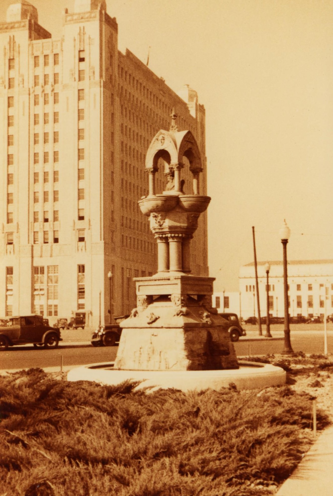 #105 The Al Hayne monument and the T&P Station in Fort Worth, Texas, 1930s.