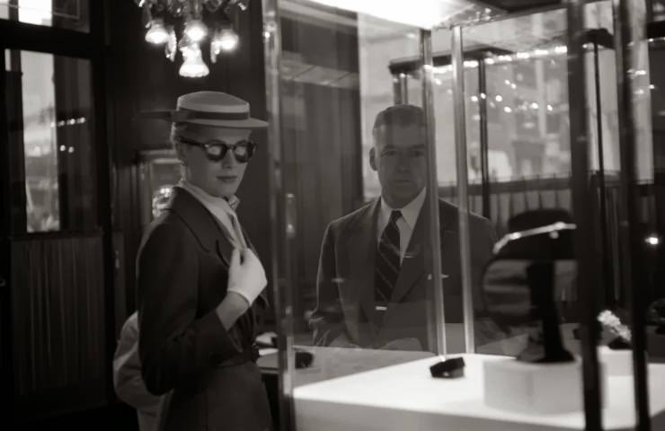 Kelly inside a New York jewelry store, where she perused possible gifts for her groom