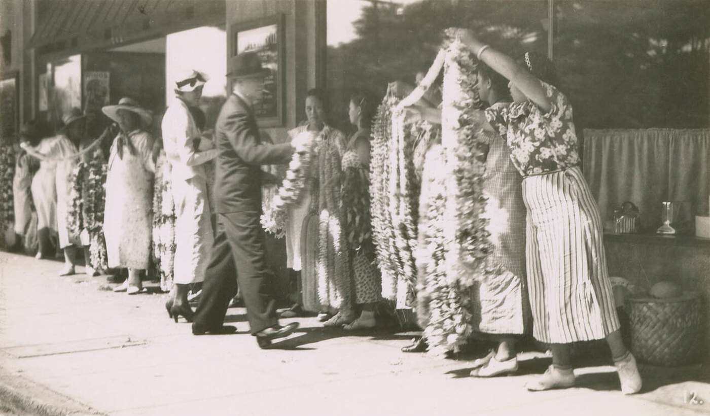 #66 Lei vendors in Honolulu, Hawaii, 1920.