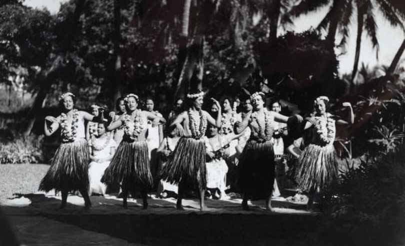 #87 Female hula dancers, 1900.