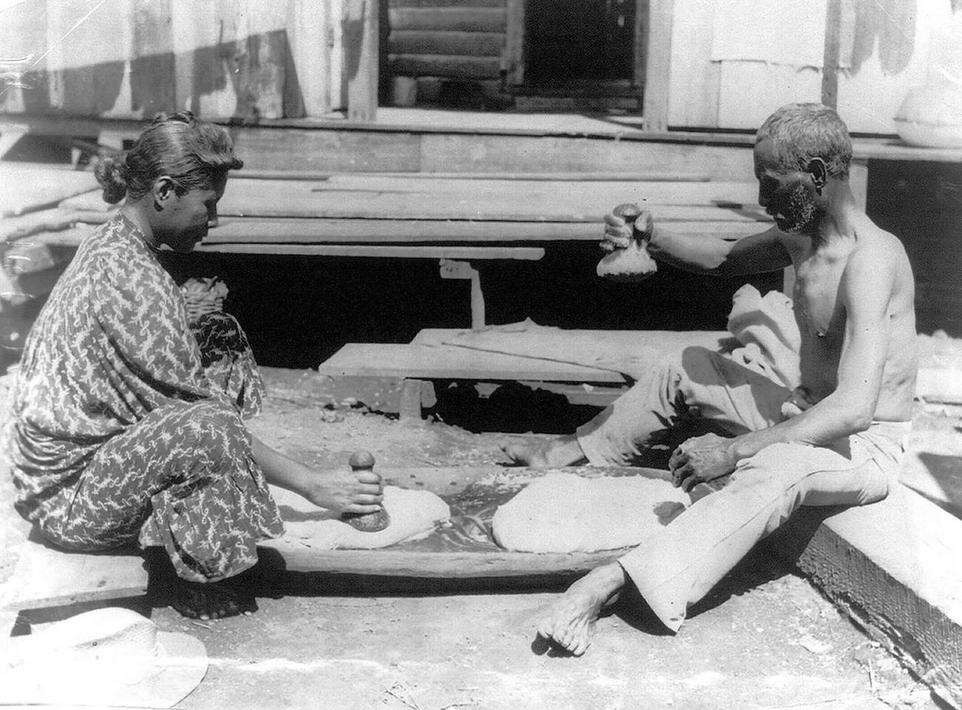 #42 A Hawaiian couple making poi, 1900s.