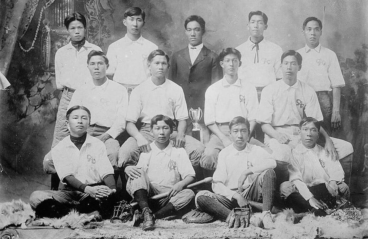 #22 A Chinese baseball team in Honolulu, 1900s.