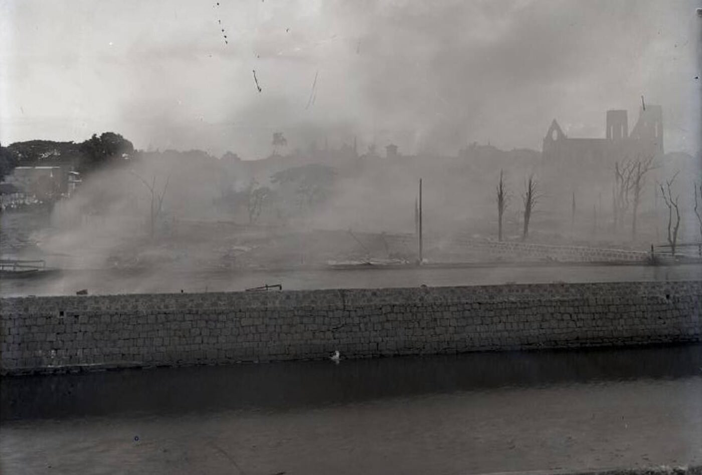 #10 The aftermath of the devastating Chinatown fire in Honolulu, 1900.