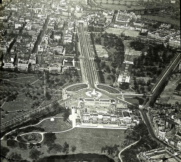 #18 Buckingham Palace & the Mall