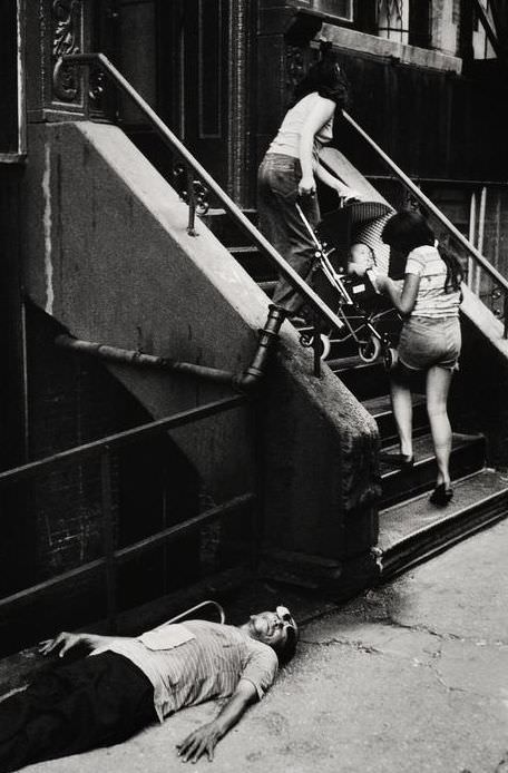 #27 A man’s body on the sidewalk with a note asking to call the police, 1979.