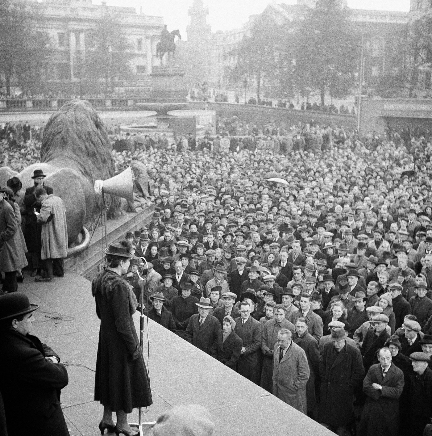 #24 A mass meeting for ‘Aid to Russia’ in Hyde Park, 1941.