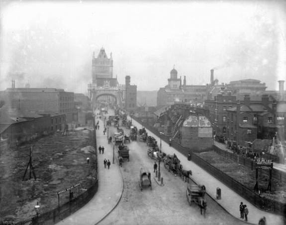 #23 Traffic on the southern approach to Tower Bridge, London, 1900.