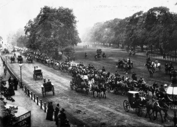 #39 Horse riders and carriages in Hyde Park, London, 1890.