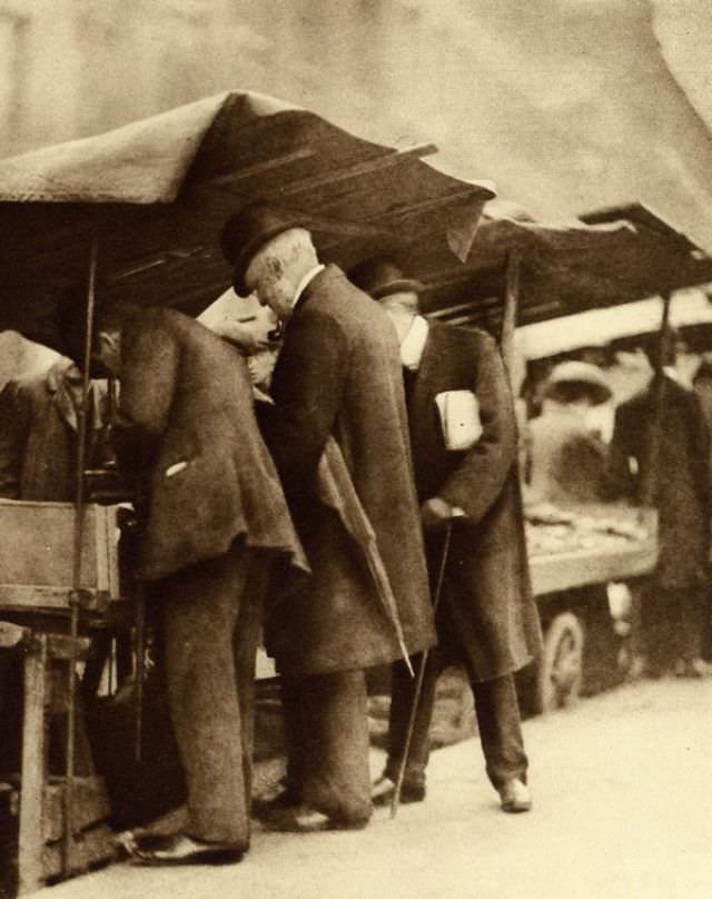 #71 Book stalls in the Farringdon Rd.