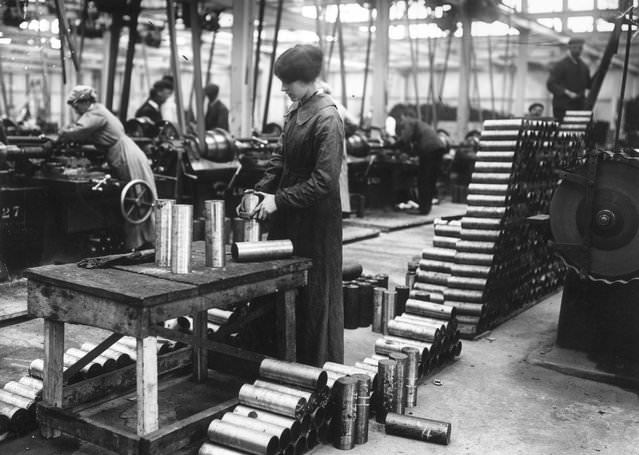 Women munitions workers in a Vickers factory making shell cases, 1915.
