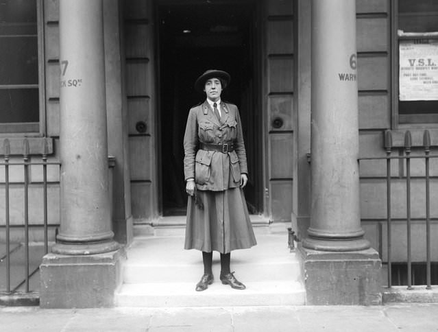 Miss D. Milman of the Women’s Service League outside 67 Warwick Square, 1918.