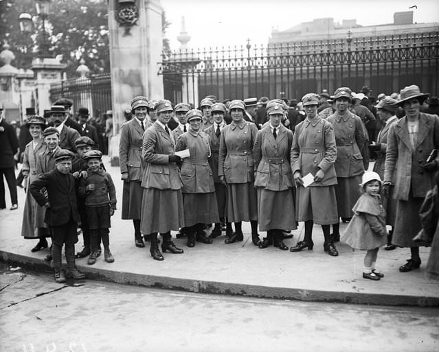 Members of the Women’s Royal Air Force at Buckingham Palace, London, 1919.